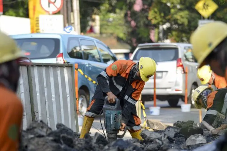 Pekerja membongkar trotoar lama di Jalan Cikini Raya, depan Taman Ismail Marzuki (TIM), Jakarta, Rabu (19/6/2019). Antara Foto