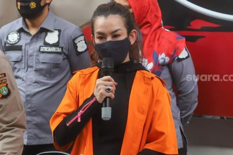 Penyanyi Reza Artamevia memberikan keterangan kepada awak media usai dirinya kembali ditangkap akibat penyalahgunaan narkoba di Polda Metro Jaya, Jakarta, Minggu (6/9). [Suara.com/Alfian Winanto]
