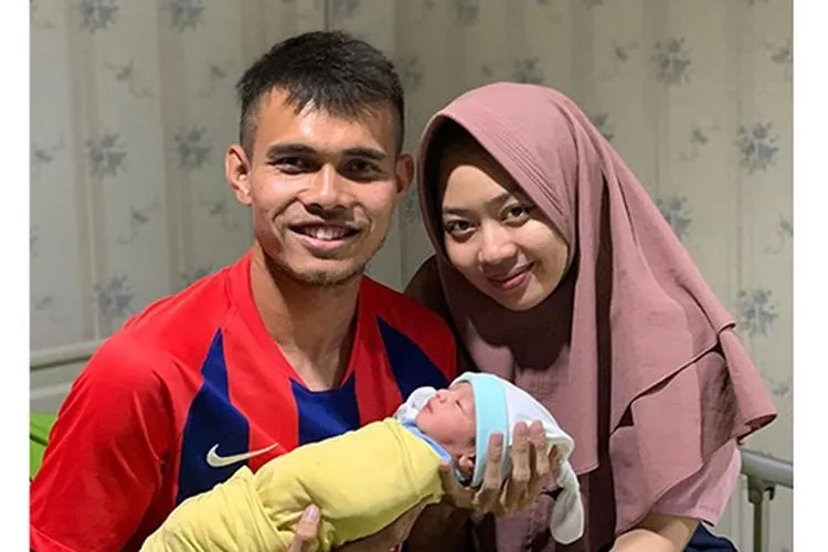 Rezaldi Hehanusa bersama istri dan putranya yang baru lahir/Instagram
