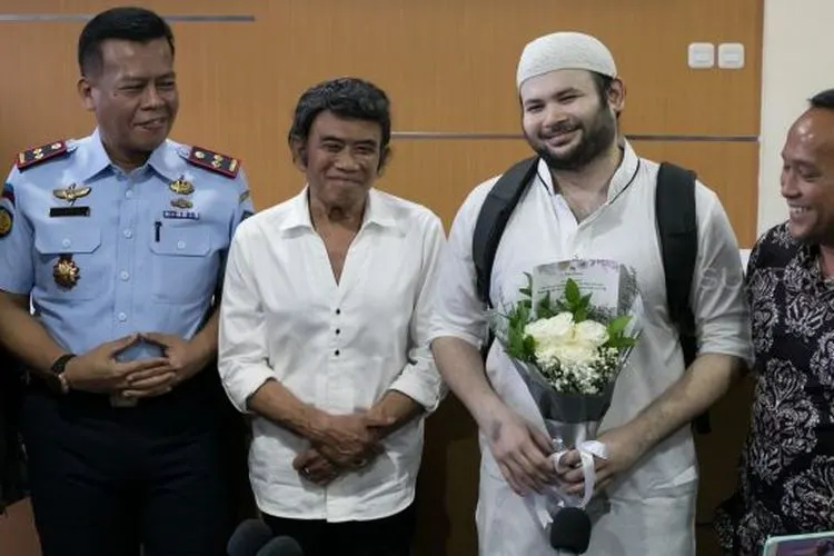Aktor sekaligus penyanyi Ridho Rhoma didampingi ayahnya Rhoma Irama ketika keluar dari Rutan Salemba, Jakarta Pusat, Rabu (08/01). [Suara.com/Alfian Winanto