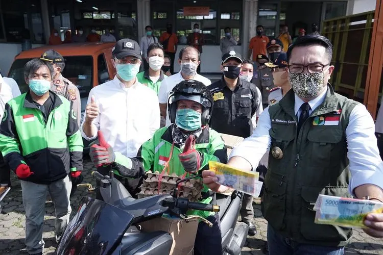 Gubernur Jawa Barat Ridwan Kamil menyalurkan bantuan kepada warga terdampak Covid-19