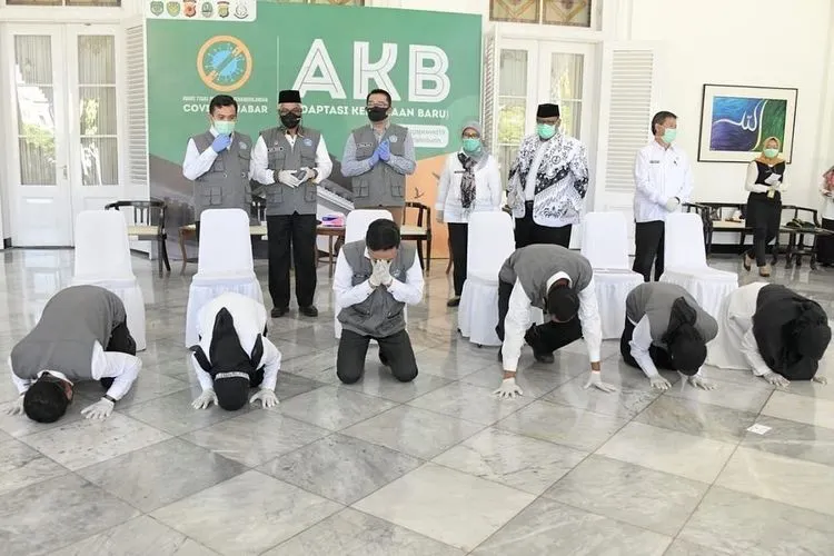 Keterharuan perwakilan para guru honorer Jawa Barat yang mendapatkan SK Gubernur  tentang tambahan tunjangan Rp1,5 juta per bulan/@ridwankamil