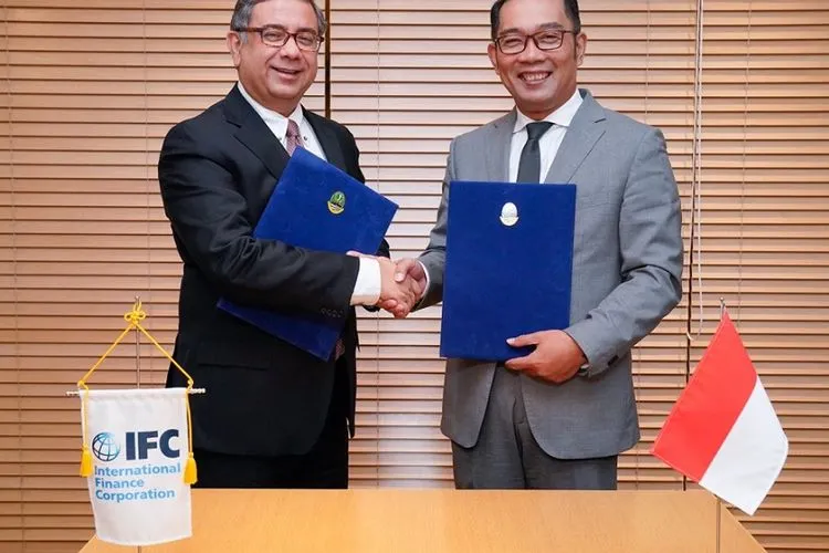 Ridwan Kamil bersama calon investor asing/@ridwankamil