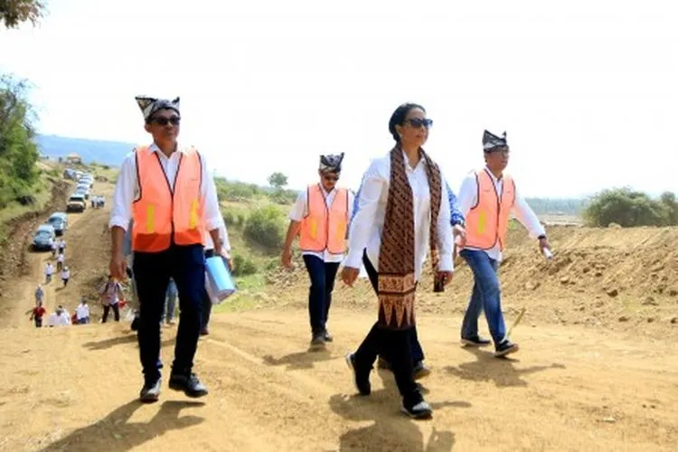 Menteri BUMN Rini Soemarno (kedua kanan) didampingi Direktur PT INKA Budi Noviantoro (kiri) dan beberapa Deputi BUMN meninjau progres Pembangunan Workshop PT INKA (persero) di Kalipuro, Banyuwangi, Jawa Timur, Rabu (17/7/2019). Pembangunan Workshop PT INKA di Banyuwangi yang menempati lahan seluas 83,49 hektar dengan nilai investasi sebesar Rp1,6 triliun itu, nantinya digunakan untuk pengembangan kapasitas produksi PT INKA (persero) sebagai satu-satunya manufaktur sarana perkeretaapian di Asia Tenggara. ANT