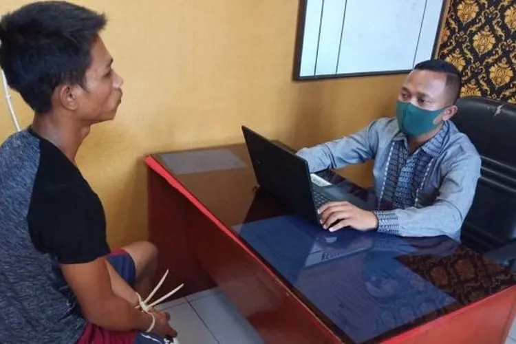 Rio Primananda, pelaku pemerkosaan terhadap nenek kandung dimintai keterangan di kantor polisi. [Kabar Medan]
