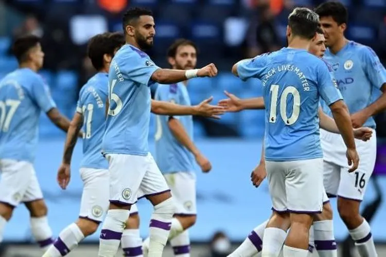 Winger Manchester City, Riyad Mahrez (kiri) merayakan golnya ke gawang Burnley dalam laga lanjutan Liga Inggris 2019/2020 di Etihad Stadium, Manchester, Selasa (23/6/2020) dini hari WIB. [Shaun Botterill / POOL / AFP]