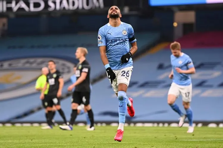 Riyad Mahrez mencetak hattrick saat Manchester City mengalahkan Burnley, 5-0, Sabtu (29/11/2020). (Twitter)