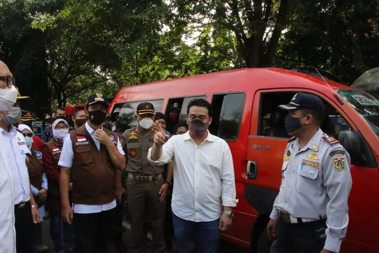 Wakil Gubernur DKI Jakarta, Ahmad Riza Patria meninjau angkutan umum di Terminal Grogol/ dok Humas