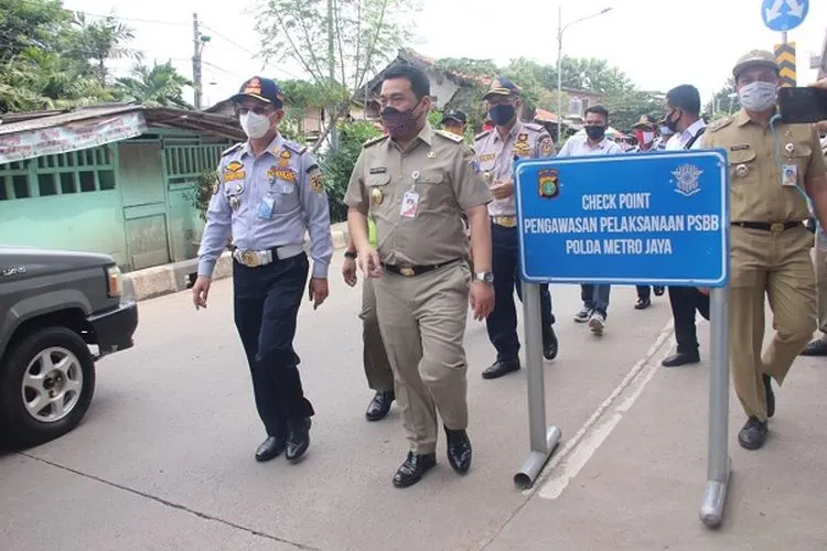 Wakil Gubernur DKI Jakarta, Ahmad Riza Patria, memeriksa check point PSBB di Kalimalang, Jakarta Timur, Senin (1/6/2020). (Dok. Humas Pemprov DKI)