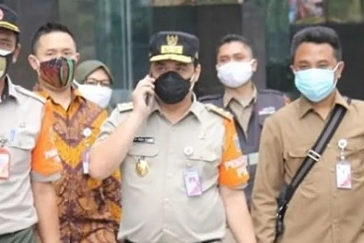 Wakil Gubernud DKI Jakarta Riza Patria saat melakukan sidak pelaksanaan PSBB di Electronic City, Pacific Place, dan beberapa titik di Kawasan SCBD Jakarta / instagram
