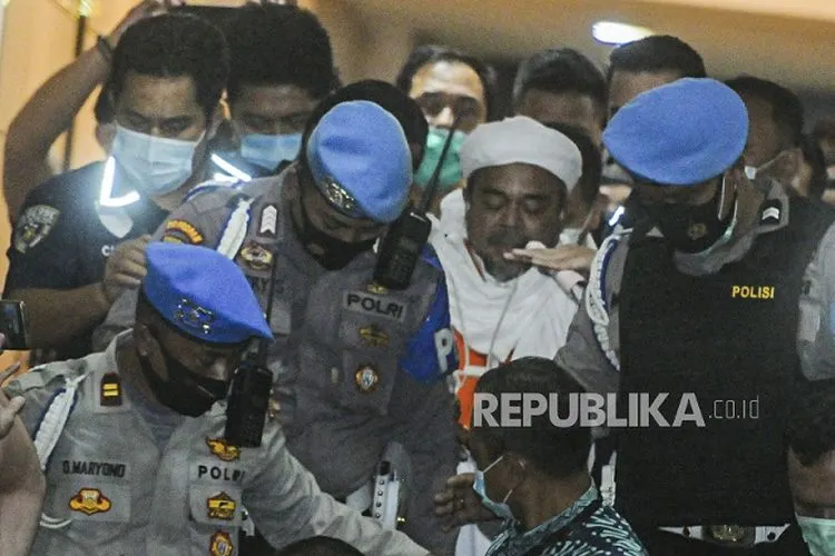 Imam Besar FPI Muhammad Rizieq Shihab ditahan usai menjalani pemeriksaan di Mapolda Metro Jaya, Jakarta, Minggu (13/12/2020)/ Republika