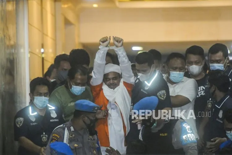 Penahanan terhadap Ketua FPI, Muhammad Rizieq Shihab usai dinyatakan sebagai tersangka dalam kasus kerumunan di Petamburan/ Republika
