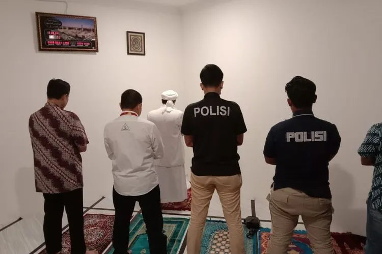 Rizieq Shihab jadi imam salat magrib berjamaah di sela pemeriksaan di Mapolda Metro Jaya, Sabtu (12/12/2020). (ist)