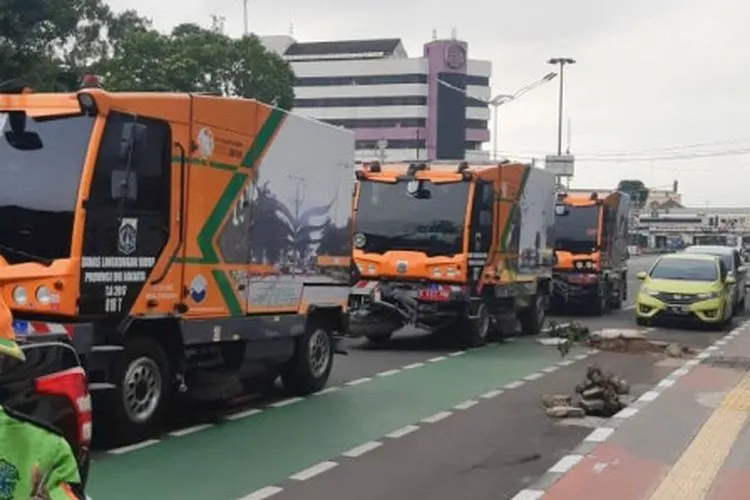 Road sweeper dikerahkan untuk membersikan ruas jalan sebelum disemprot disinfektan, Minggu (22/3/2020) (Berita Jakarta/Nurito)