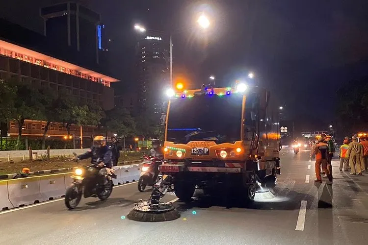 Road sweeper Dinas Lingkungan Hidup (DLH) DKI Jakarta mengangkut sampah pascademo tolak Omnibus Law UU Cipta Kerja Selasa 13 Oktober 2020/dok: Twitter @dinaslhdki
