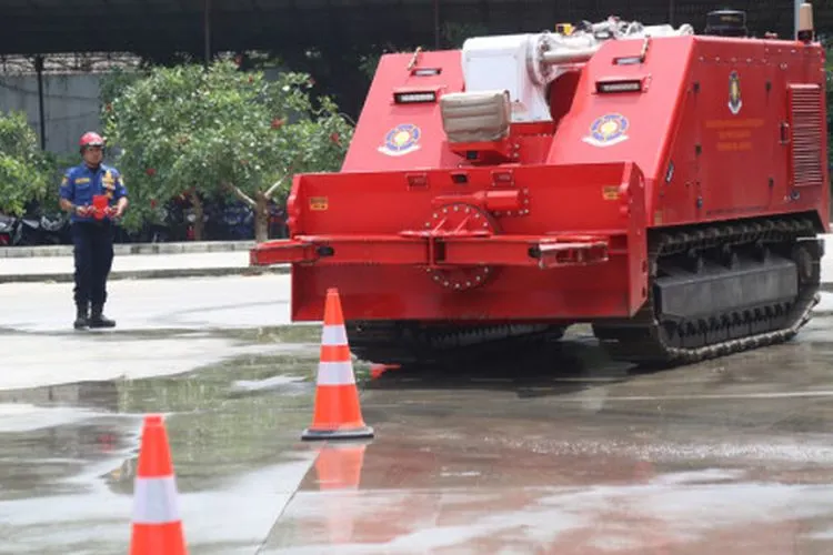 Robot pemadam kebakaran seharga Rp32 miliar milik DKI Jakarta dikendalikan dengan sistem remote control dalam radius 500 meter, bahkan bisa mencapai 1,5 Km bila di ruang terbuka. (Beritajakarta.id/Mochamad Tresna Suheryanto)
