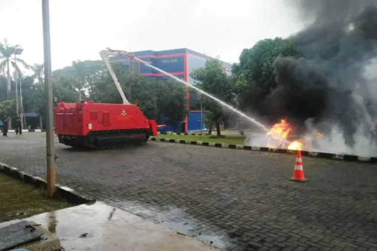 Uji coba robot pemadam kebakaran dilakukan Suku Dinas Penanggulangan Kebakaran dan Penyelamatan (Sudin Gulkarmat) Jakarta Timur di halaman kantor Pusdiklat Gulkarmat, kawasan Ciracas. (Beritajakarta.id/Nurito)