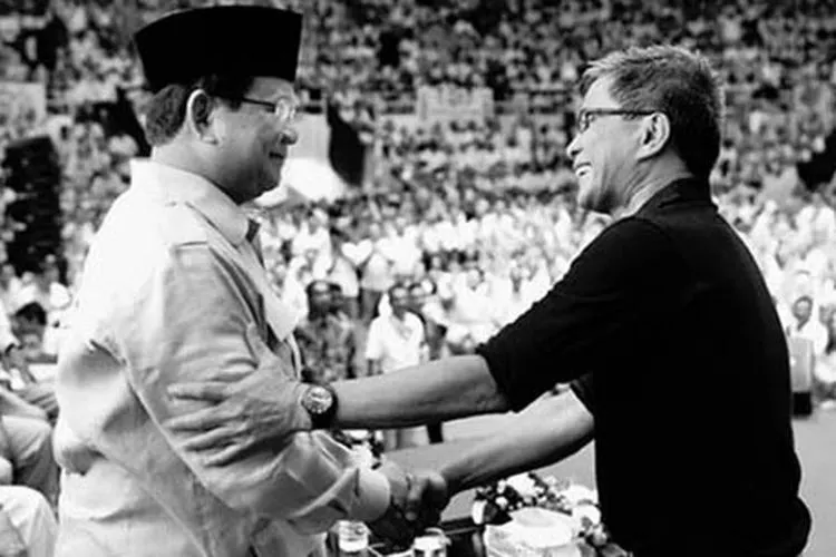 Rocky Gerung berjabat tangan dengan Ketua Umum DPP Partai Gerindra, Prabowo Subianto/IG Prabowo