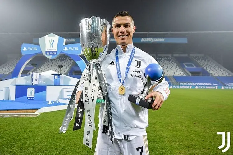 Cristiano Ronaldo berfoto bersama Piala Super Italia, Kamis (21/1/2021), dini hari WIB.  Ronaldo menjadi pencetak gol tersubur sepanjang masa. (Twitter Juventus)