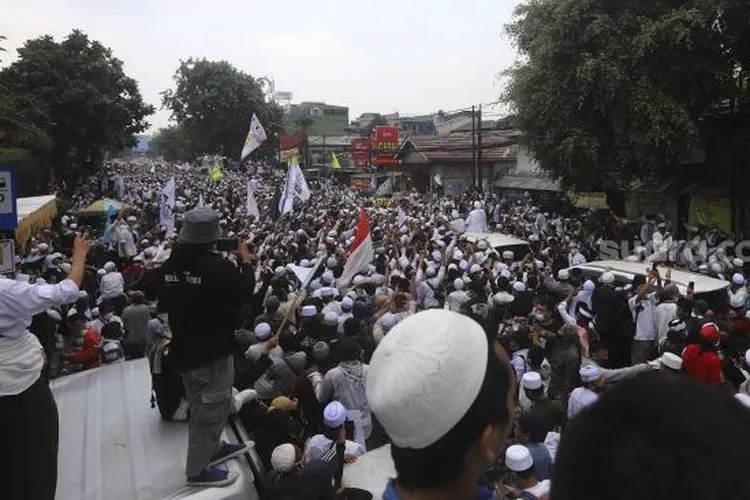 Sejumlah massa dari berbagai organisasi Islam menyambut kedatangan Imam Besar Front Pembela Islam (FPI) Habib Rizieq Shihab di markas Front Pembela Islam, Petamburan, Jakarta, Selasa (10/11/2020). [Suara.com/Angga Budhiyanto]