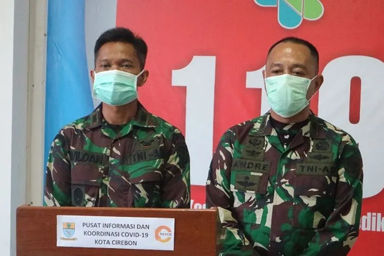 Denkesyah 03.04.03 Cirebon, Letkol CKM Wildan Sani (kiri), bersama Kepala RST Ciremai, Letkol CKM Andre Nofan saat konferensi pers virtual.
