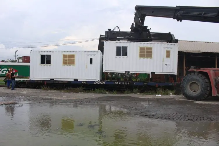 Dompet Dhuafa menyiapkan lima kontainer yang nantinya akan dijadikan ruang rawat pasien Covid-19. (dok)