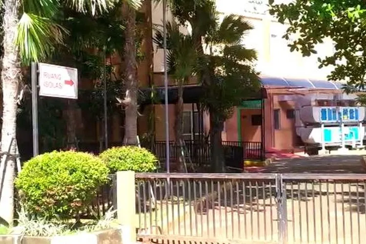Suasana di sekitar ruang isolasi RS Penyakit Infeksi Prof. Dr. Sulianti Saroso setelah kedatangan dua pasien positif virus Corona COVID-19, Senin (2/3/2020). (Ayojakarta.com/Khoirur Rozi)