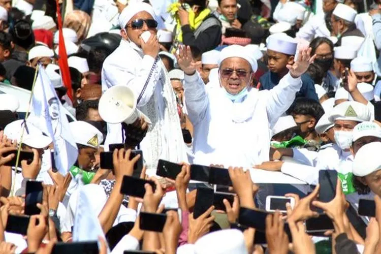 kerumunan massa penjemput Rizieq Shihab/ Suara.com