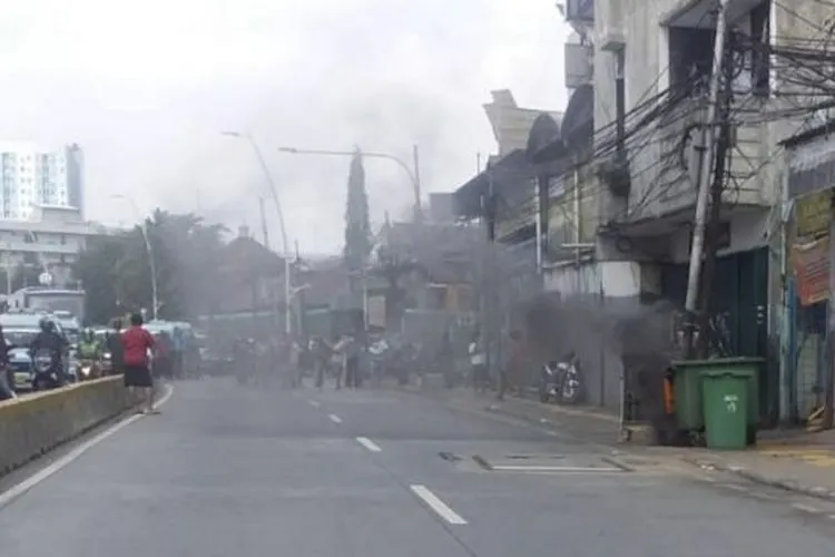 Ruas Jalan Jatinegara Barat, Kampung Melayu, Jakarta Timur, disterilkan dari lintasan pengendara saat kabel bawah tanah di sisi jalan terbakar, Rabu (20/5/2020). (HO-Damkar Jaktim).