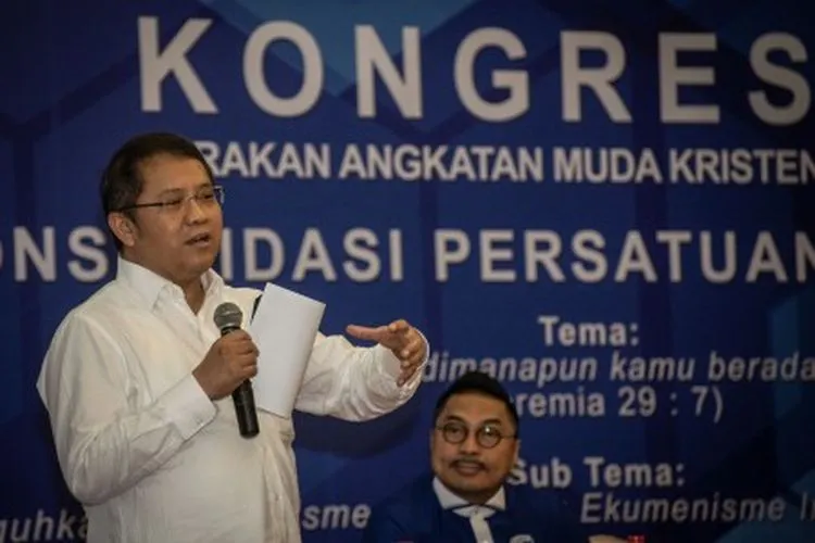 Menkominfo Rudiantara (kiri) disaksikan Ketua Umum DPP GAMKI Michael Wattimenan (kanan) memberikan pemaparan dalam Kongres ke-XI Gerakan Angkatan Muda Kristen Indonesia (GAMKI) di Jakarta, Jumat (2/8/2019). Kegiatan tersebut mengangkat sub tema Meneguhkan Nasionalisme Gereja dan Ekumenisme Indonesia dengan Pancasila. ANTARA FOTO/Aprillio Akbar/foc.