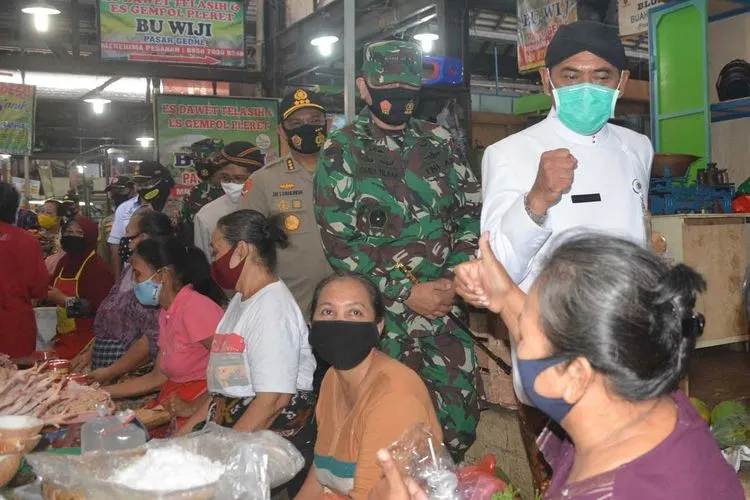 Wali Kota Surakarta, FX Hadi Rudyatmo blusukan ke Pasar Gede, Solo, untuk menyosialisasikan penggunaan masker di kalangan pedagang, Kamis (10/9/2020). (Ayojakarta.com/Budi Cahyono)