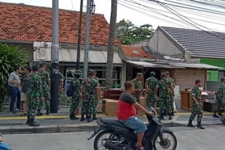Suasana pengosongan rumah Brigadir Jenderal Purnawirawan Imam Soepomo di Sumur Batu, Kemayoran, Jakarta Pusat (Suara.com)