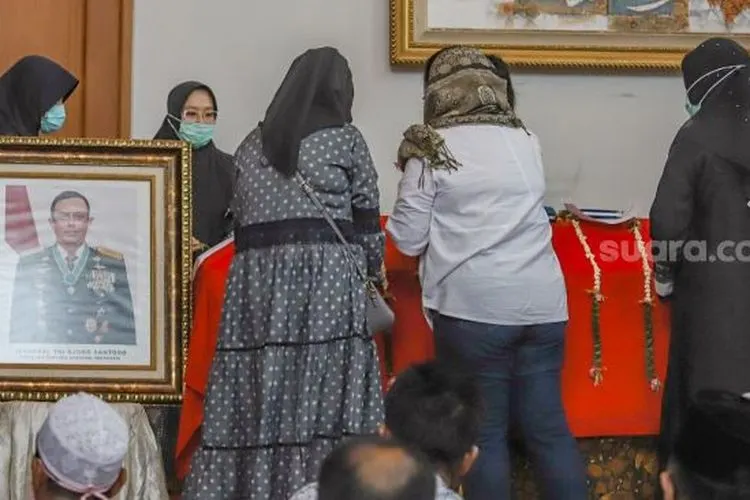 Suasana dirumah duka Jendral TNI (Purn) Djoko Santoso, Bambu Apus, Jakarta Timur, Minggu (10/5). [Suara.com/Alfian Winanto]