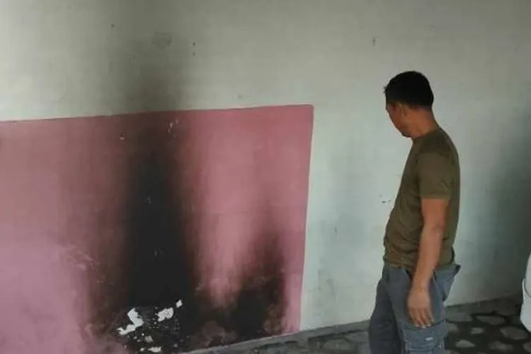 Rumah pegawai Lapas Mojokerto dilempar bom. Bom meledak di rumahnya hingga terbakar. (BeritaJatim)