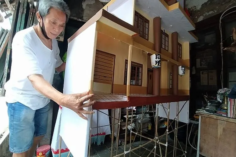 Ong Bing Hok saat mengecek rumah arwah buatannya (ayosemarang.com/Vedyana)