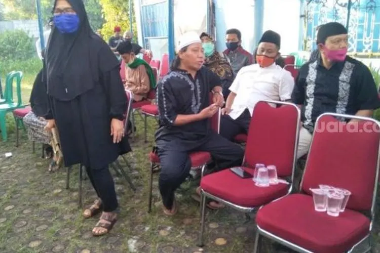 Suasana rumah duka pelawak Omas di kawasan Depok, Jawa Barat, Jumat (17/7/2020). Terlihat komedian Mastur dan Narji. [Yuliani/Suara.com]