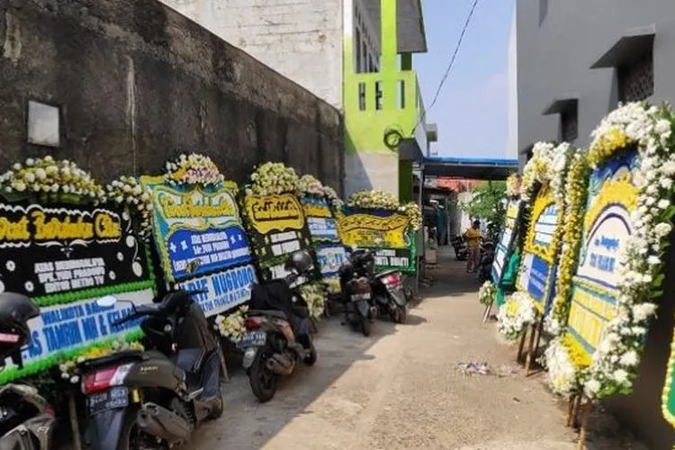 Suasana haru rumah duka editor Metro TV Yodi Prabowo, Minggu (12/7/2020). (Suara.com/Bagaskara Isdiansyah)
