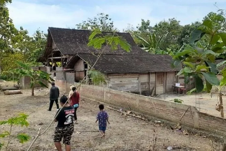 Rumah milik Giman yang berada Desa Mengger, Kecamatan Karanganyar, Kabupaten Ngawi, yang diduga digeser oleh jin, Kamis (8/7/2020). [Abdul Jalil/Madiunpos.com]