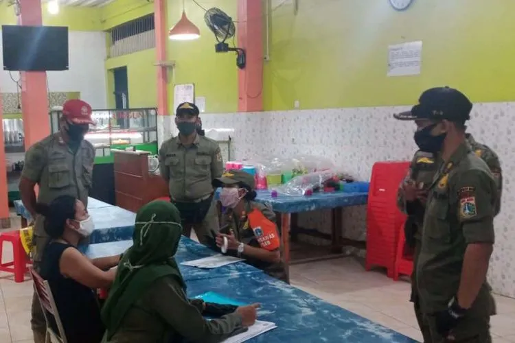 Petugas gabungan menyegel tujuh rumah makan di Kramat Jati, Jakarta Timur/dok: timur.jakarta.go.id
