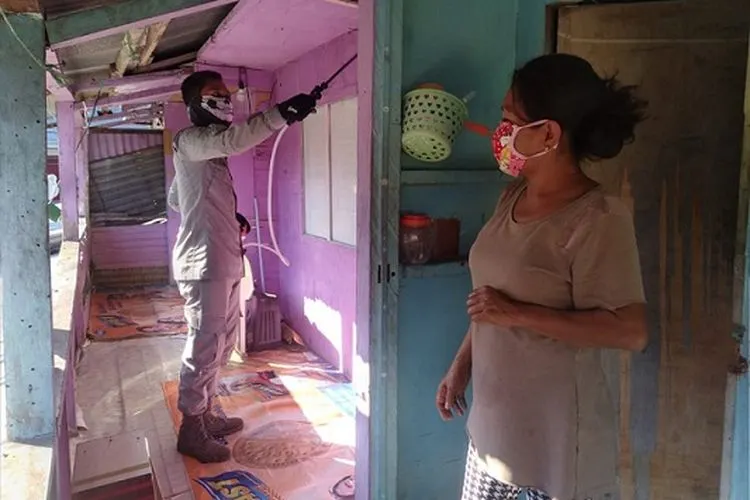 Penyemprotan cairan disinfektan di rumah nelayan, Ambon (Humas Bakamla)