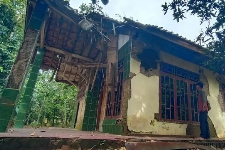 Kondisi rumah tidak layak huni milik nenek Sumi di Desa Malanggah, Kecamatan Tunjung Teja, Kabupaten Serang, Banten. (Foto: Suara.com/Yandhi Deslatama)