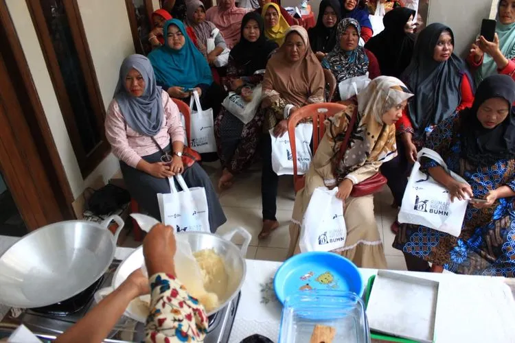 Pelaku UKM Kelurahan Pulau Panggang mengikuti pelatihan pengolahan rumput laut di Rumah Kreatif BUMN (pulauseribu.jakarta.go.id)