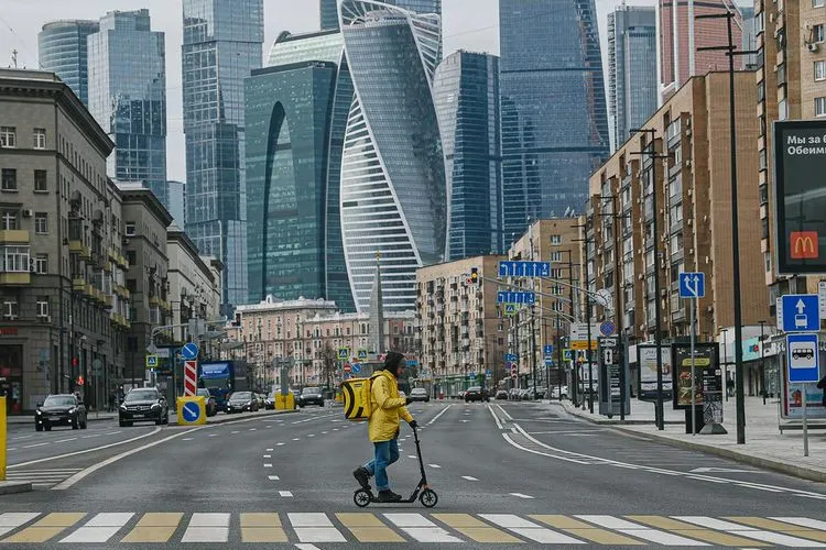 Kurir mengendarai skuter di jalan sepi di Moskow, Rusia (Xinhua/Evgeny Sinitsyn)
