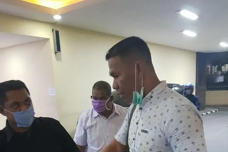 Ruslan Buton (kanan) saat hendak dibawa ke Bareskrim Polri