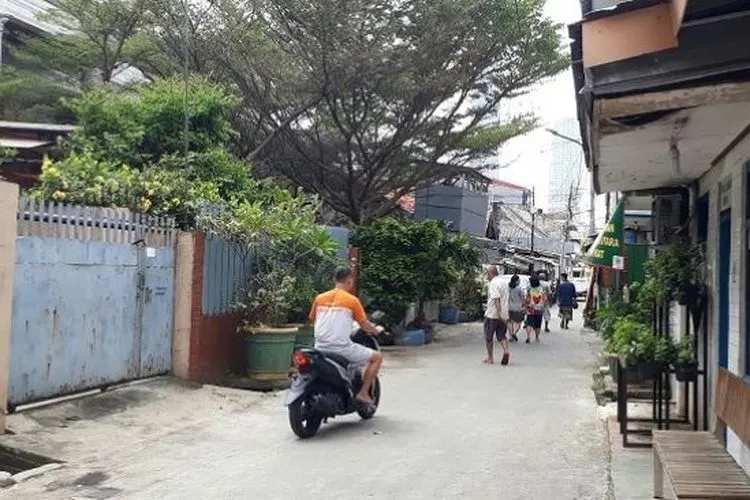 Aktivitas warga di RW 04, Sawah Besar Utara, Jakarta Pusat usai satu keluarga dinyatakan sembuh dari Corona, Rabu (29/4/2020). (Suara.com/Bagaskara Isdiansyah)