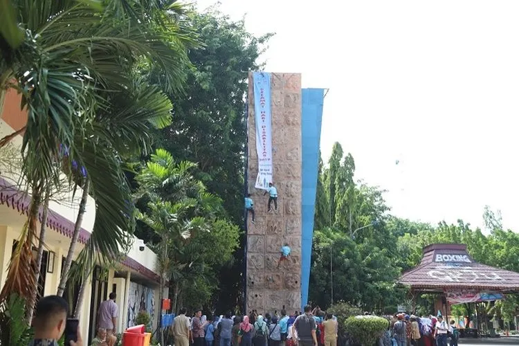 Pemegang medali emas Kompetisi Panjat Tebing Penyandang Tunadaksa se-Asia Tenggara Sabar Gorky memanjat sarana olah raga panjat dinding di GRJU (utara.jakarta.go.id)