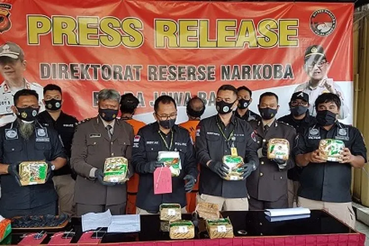 Barang bukti puluhan kilogram sabu-sabu yang berhasil diamankan Polda Jabar. (Ayobandung/Fichri Hakiim)