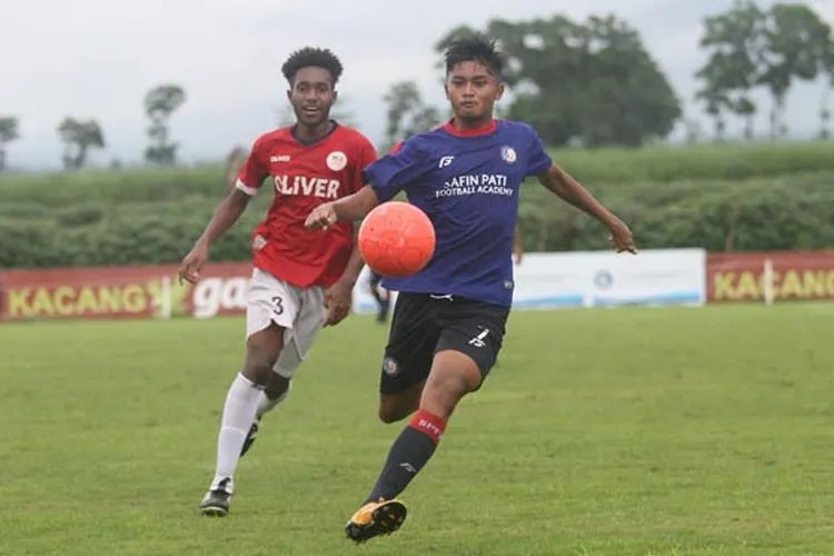 Pemain Safin Pati Football Academy (SPFA) berusaha mengontrol bola dibayangi pemain Timnas Pelajar U-16 (jersey merah) dalam laga trofeo di Lapangan Gelora Soekarno, Mojoagung, Pati, Kamis – Jumat (10-11/12/2020). (dok Media Officer Safin Pati)