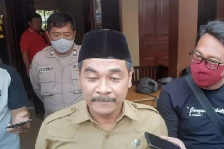 Lurah Benda Saidun usai menjalani pemeriksaan di Polsek Pamulang, Selasa (28/7/2020). [Foto: Bantennews.co.id]