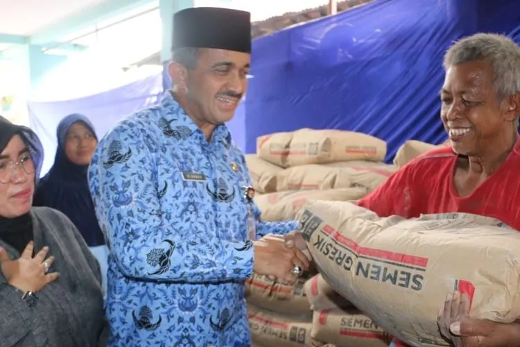 Wali Kota Jaktim M Anwar saat menyerahkan bantuan kepada korban kebakaran di RW 01 Rawa Bunga (timur.jakarta.go.id)